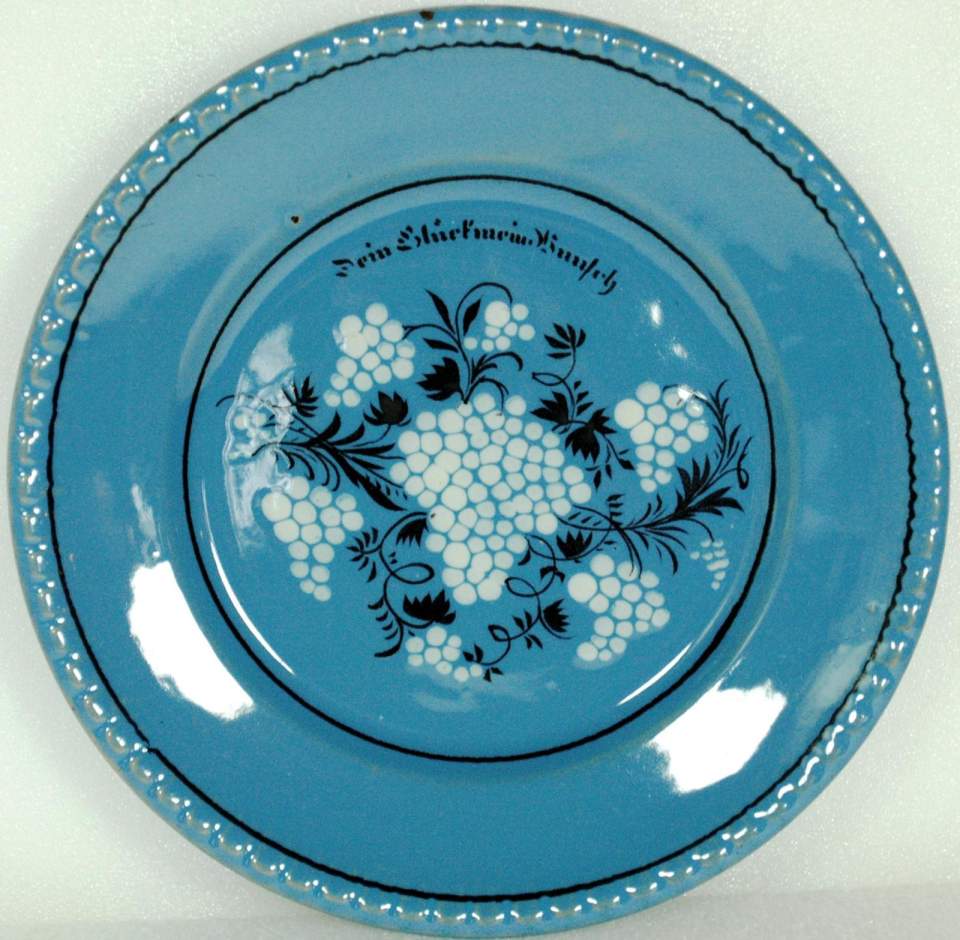 Blauer Teller mit weissen Blumen