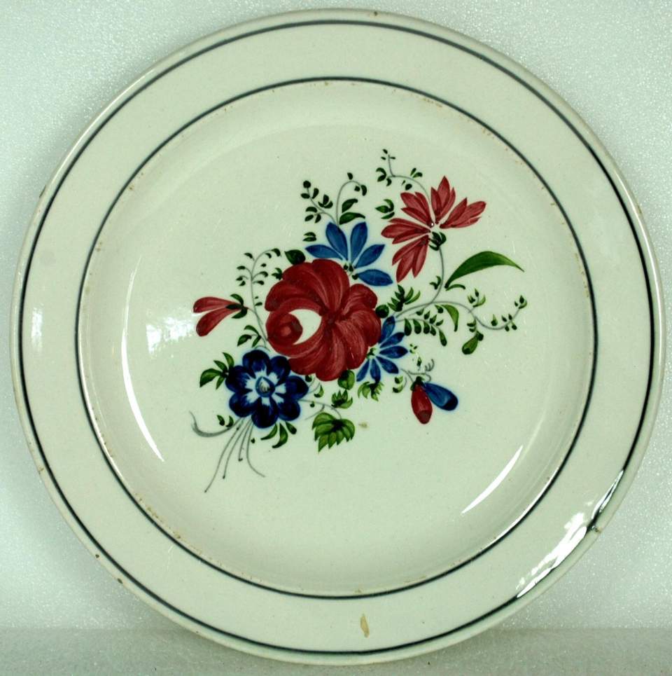 Teller, grobe rote und blaue Blumen, silberne Denkmünze 