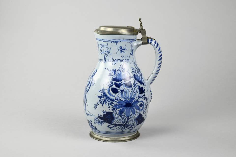 Wasserkrug mit Zinndeckel, Zinn - Bodenrand, Fayence, Blau in Hellblau