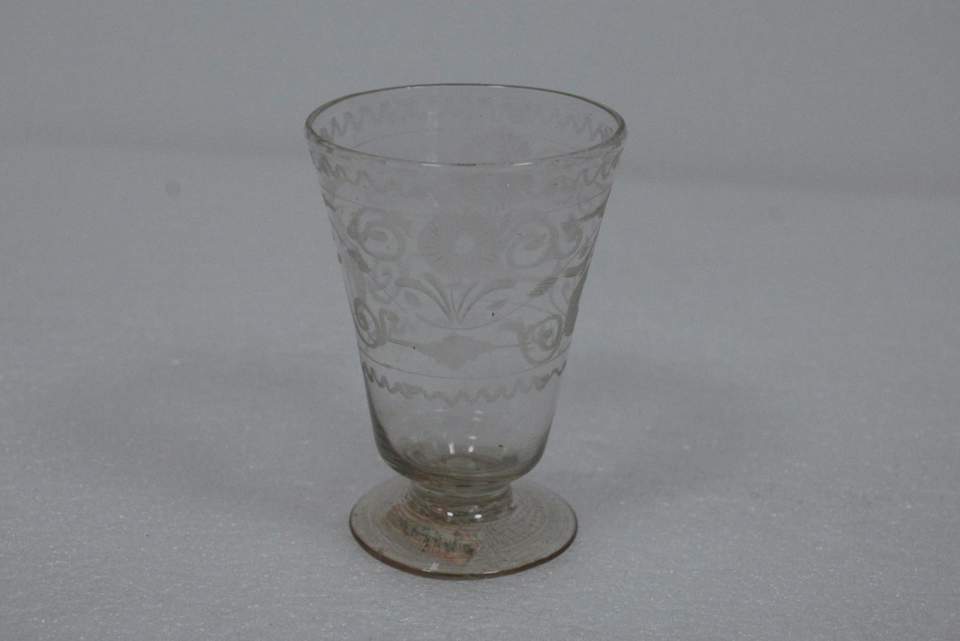 Glas, Fussglas, Trinkglas