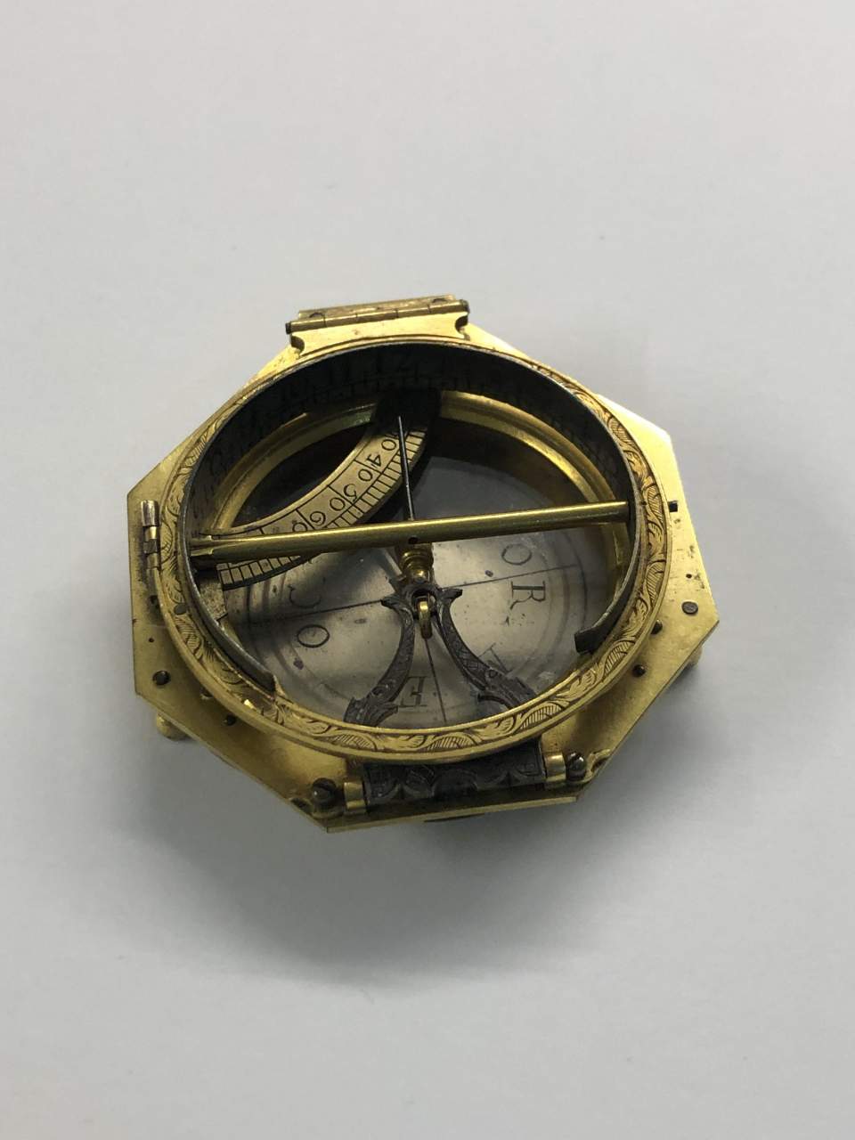 Kompass mit Sonnenuhr