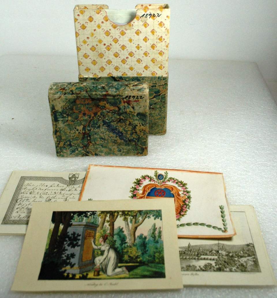 Schachtel mit losen Albumblättern