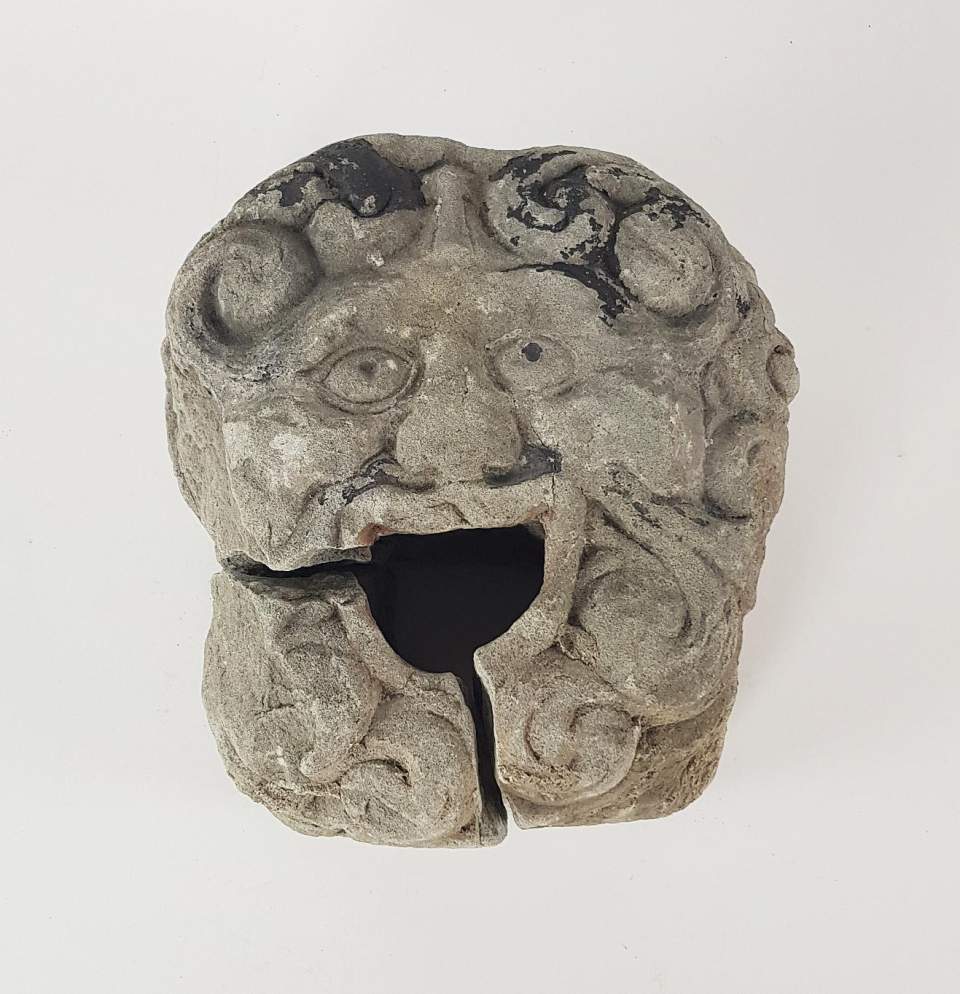 Maske aus Sandstein - Spolie
