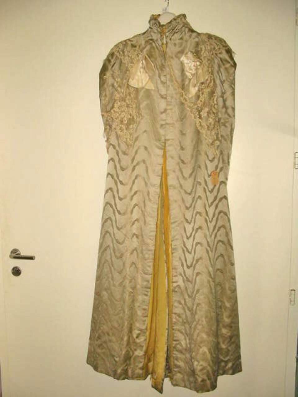Damenkleid, Morgen- oder Abendmantel
