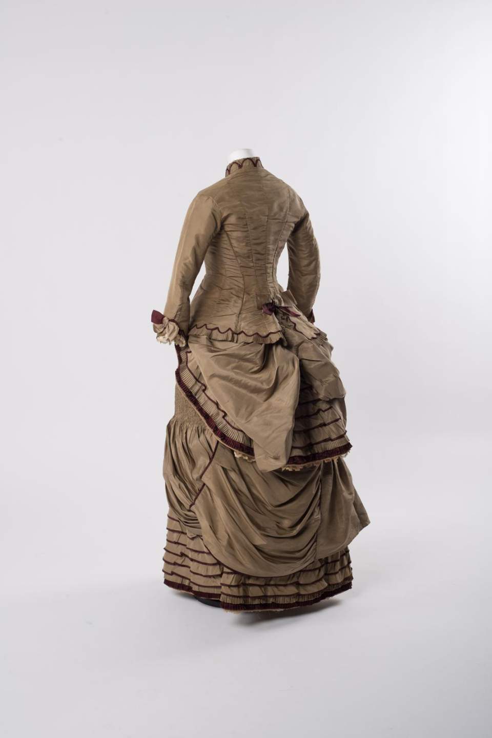 Rehbraunes Damenkleid mit Cul-de-Paris