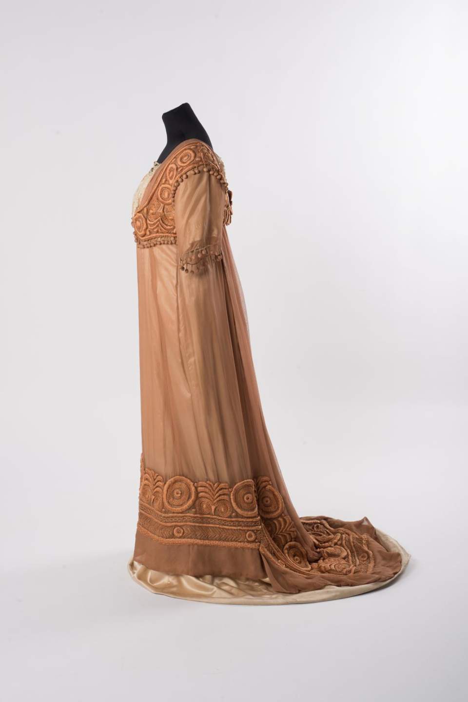 Damenkleid mit Pompadour, grosse Abendtoilette, Abendkleid, Stickereikleid, Jugendstilkleid