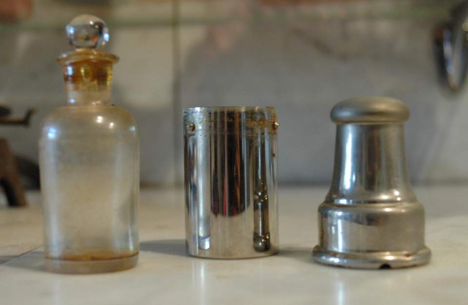 Glasflasche mit Stöpsel in Metallkapsel