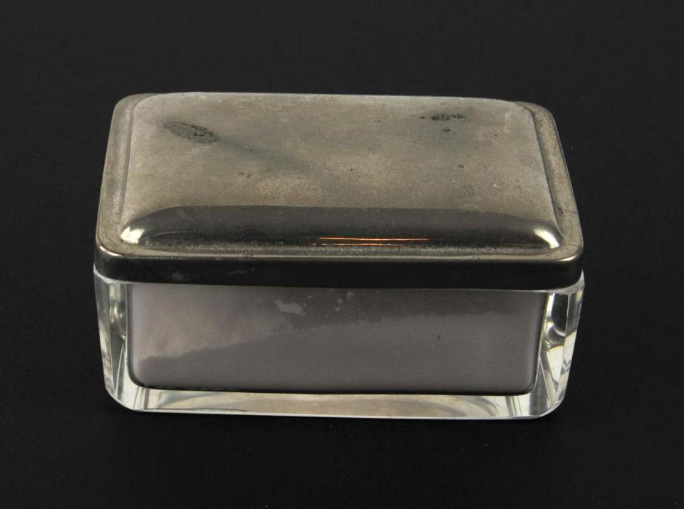 Puderdose aus Glas mit Aluminiumdeckel; Puder