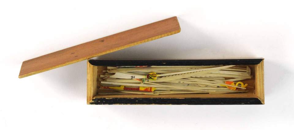Federspiel in Holzschachtel