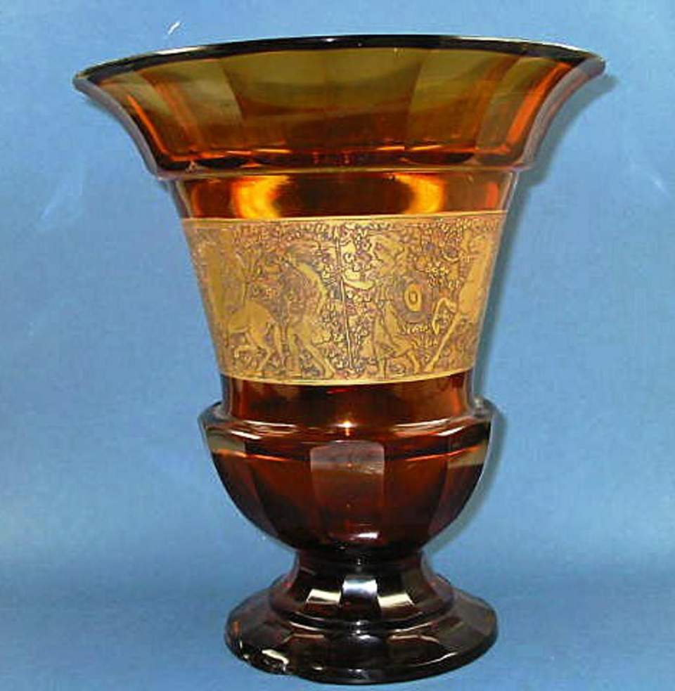 Vase mit Amazonenfries
