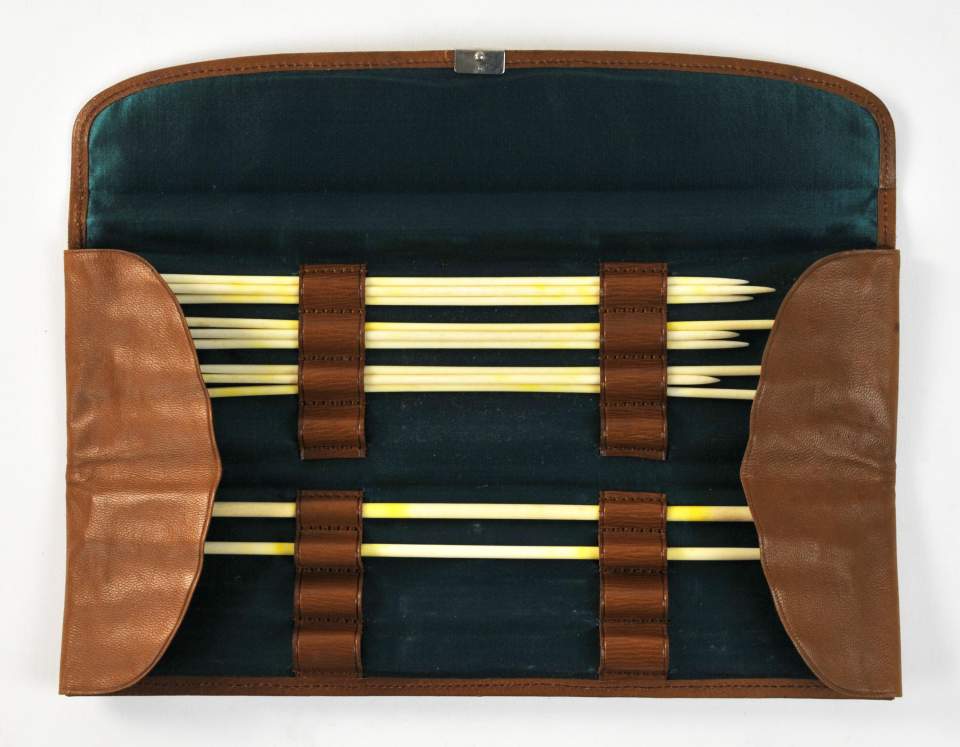 Etui mit Stricknadeln und Häkelarbeit