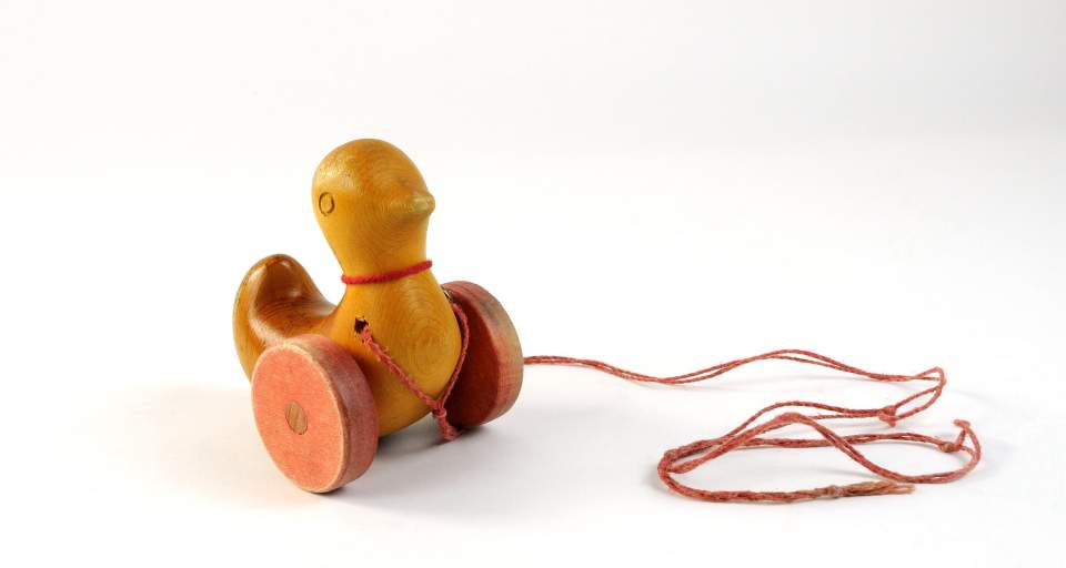 Spielzeug-Ente auf Rädern