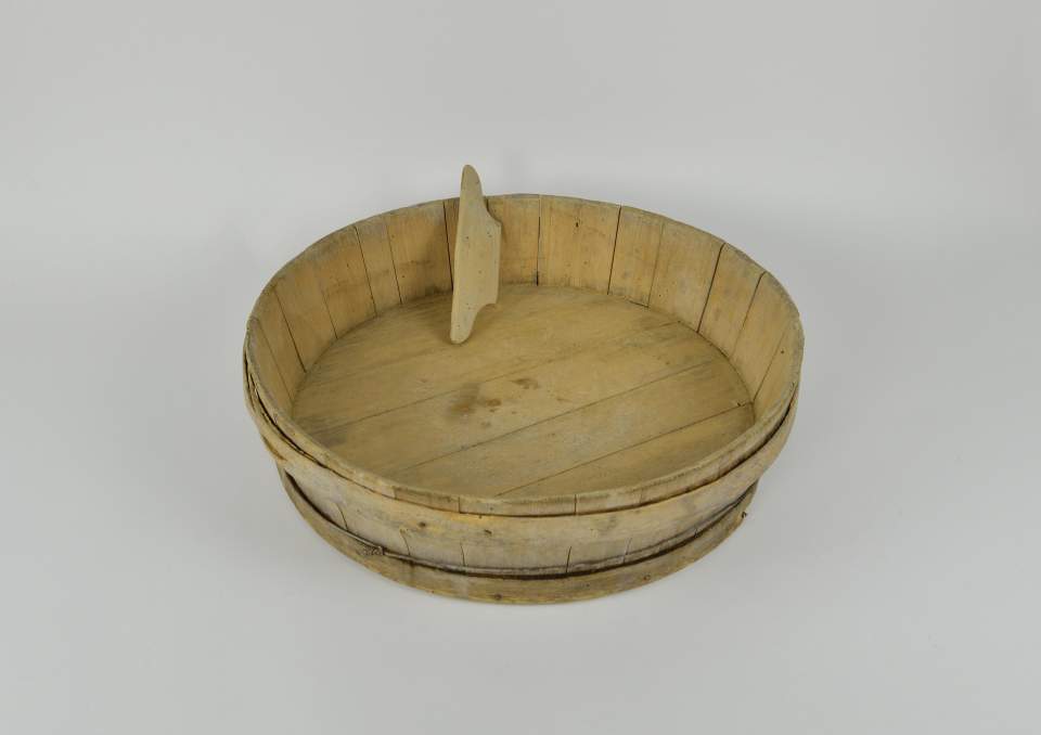 Holzbottich mit Schaber