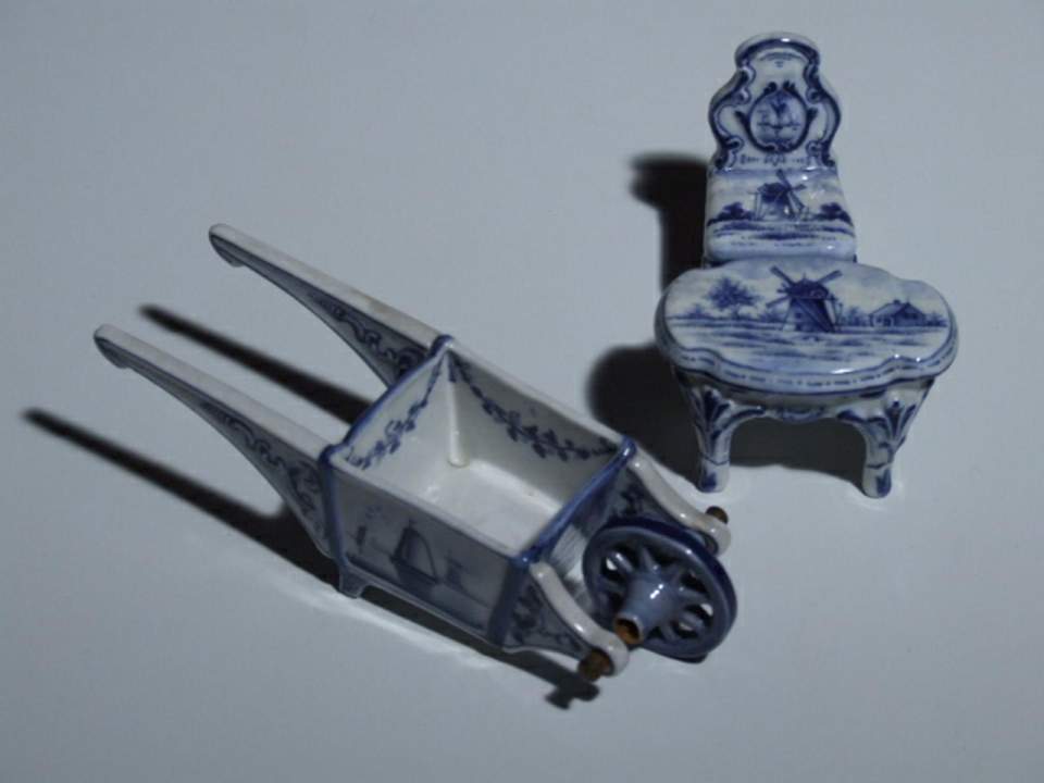 Miniatur - Tisch, - Sessel, -Schubkarre