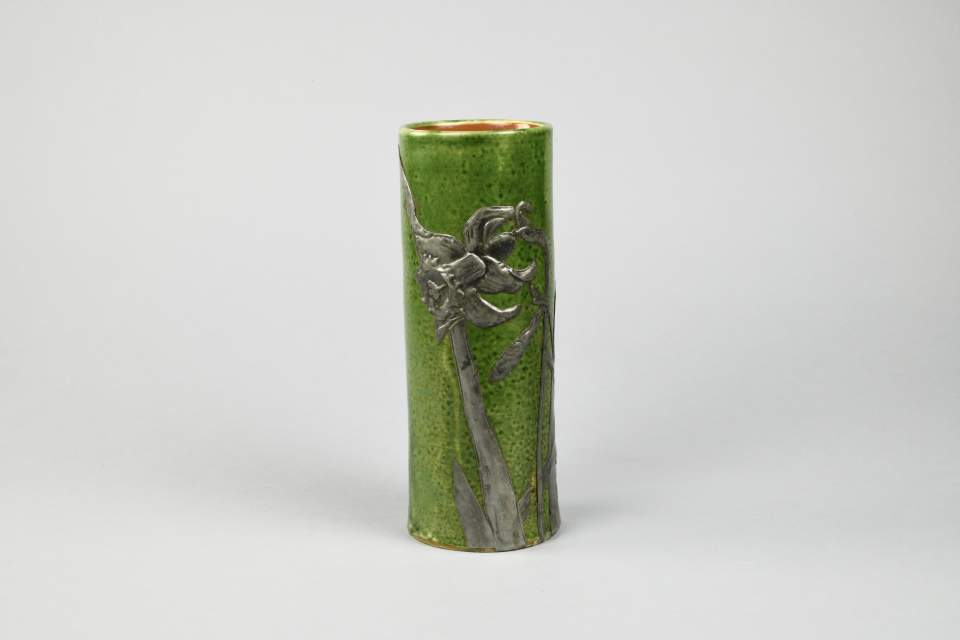 Vase mit Osterglockendekor