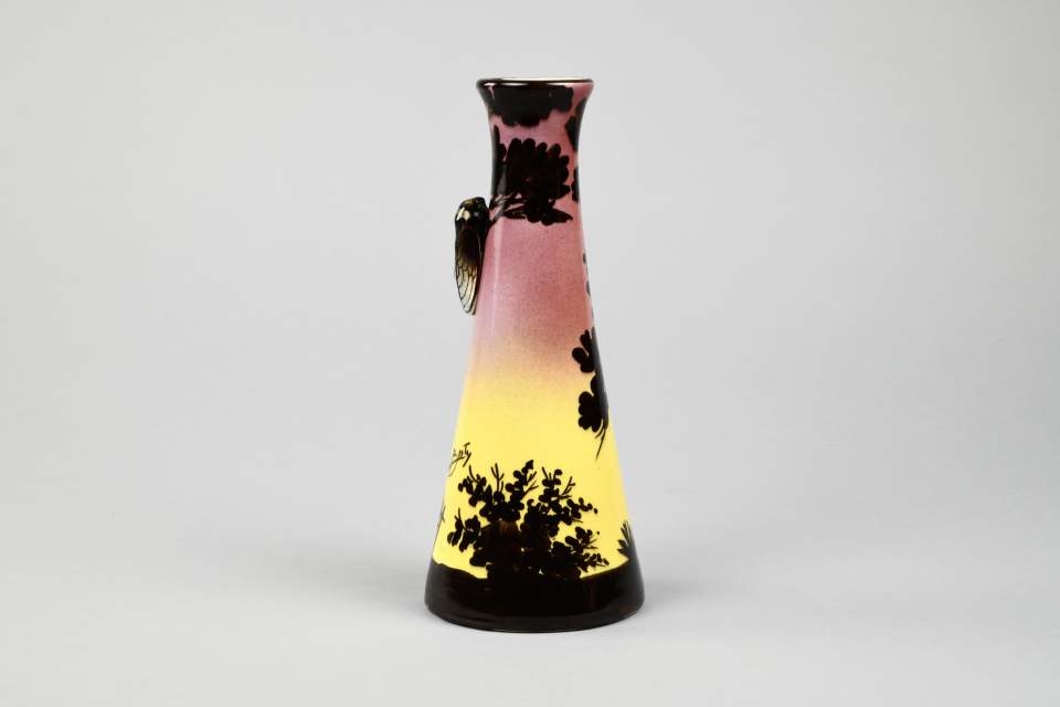 Vase mit Zikade