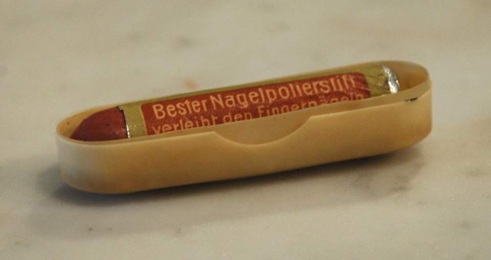 Nagelpolierstift (Vorläufer von Nagellack)