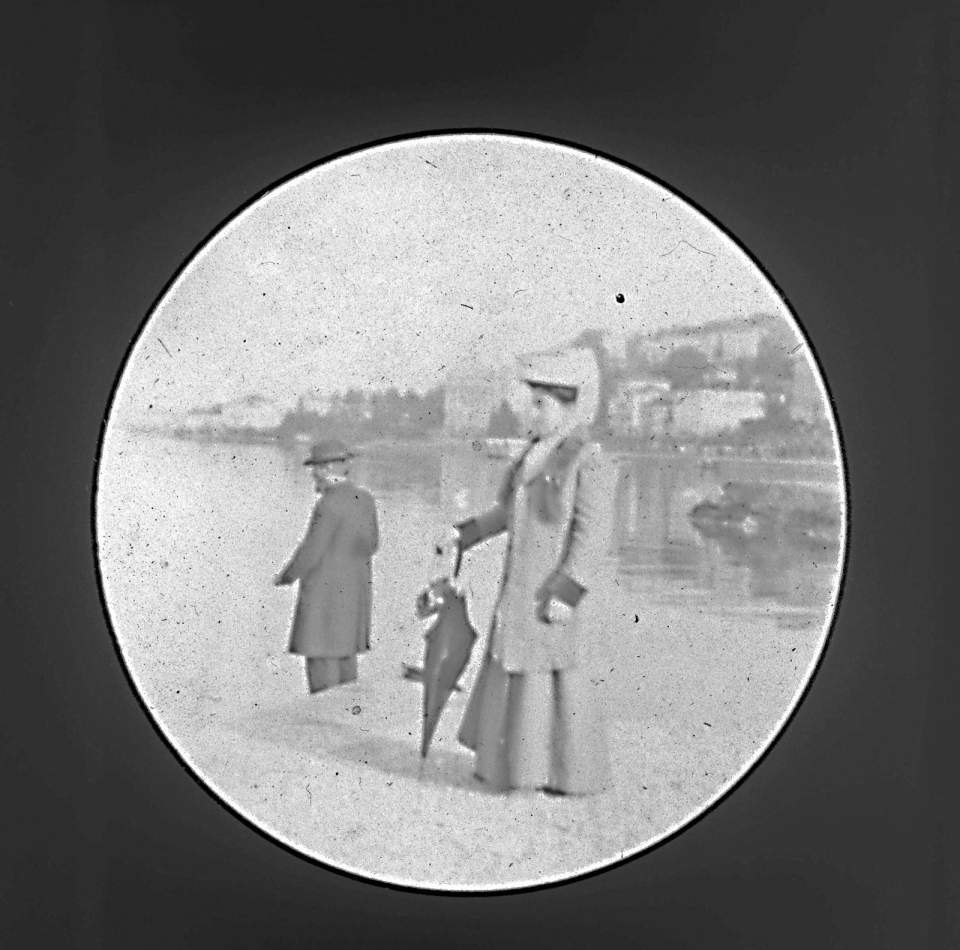 Fotografie Bild von Dame und Herr an einem Seeufer