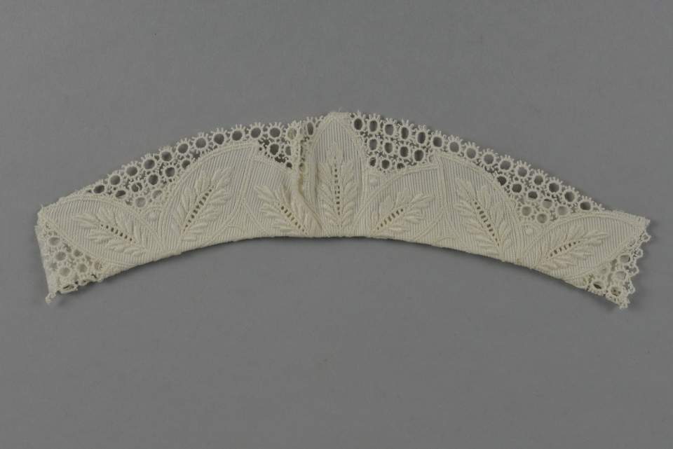 Diademartiges besticktes Stoffstück