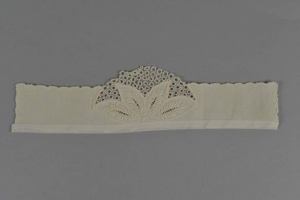 Diademartiges besticktes Stoffstück