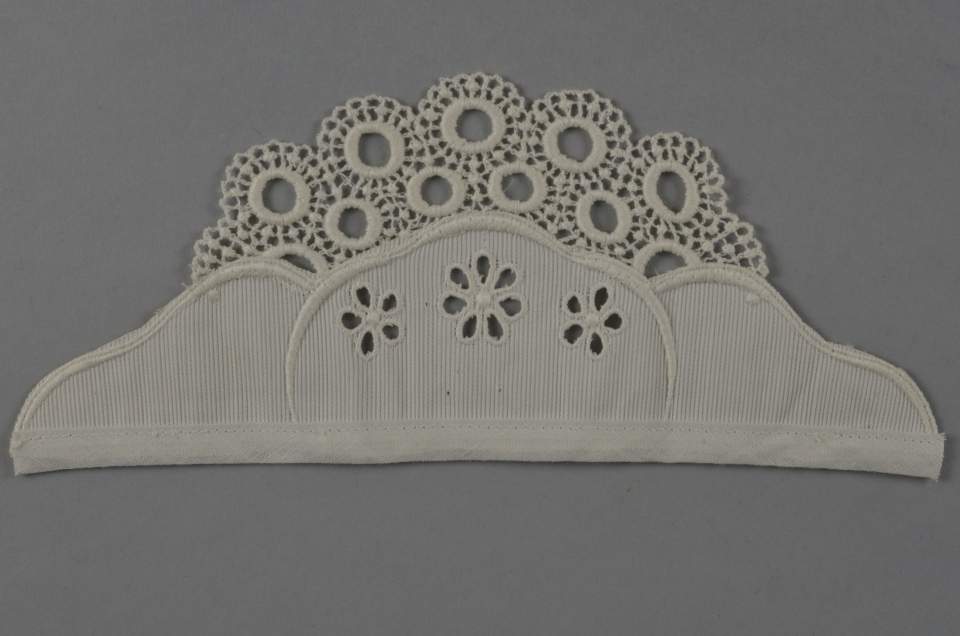 Diademartiges besticktes Stoffstück