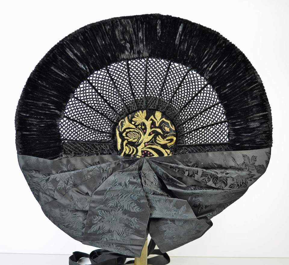 schwarze Chenille-Radhaube; Wil SG, 1930-1940, Trachtenhaube
