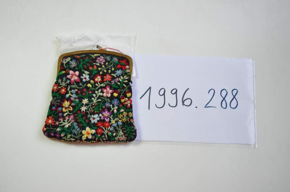 Tasche mit Metallbügel
