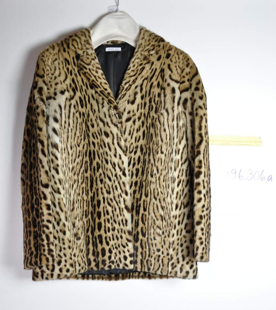 Damenjacke aus Ozelotpelz mit Ohrwärmer und Muff