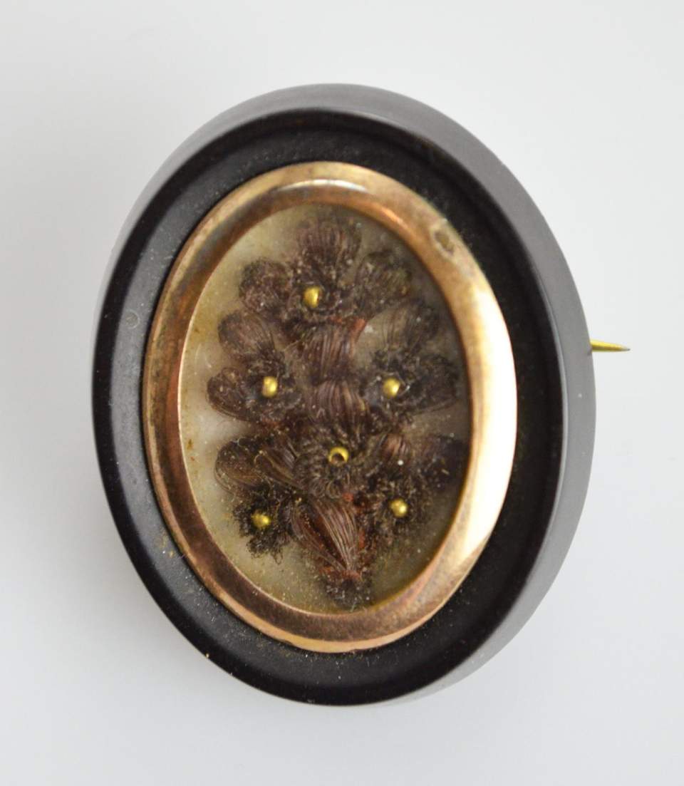 Brosche mit Haararbeit, Trauerschmuck