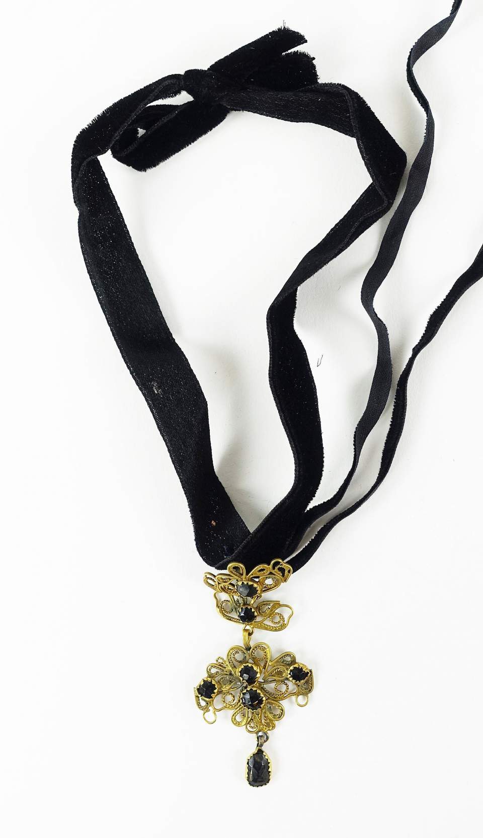 Damenkleid aus Appenzell, Flügelhaube und Trachtenschmuck