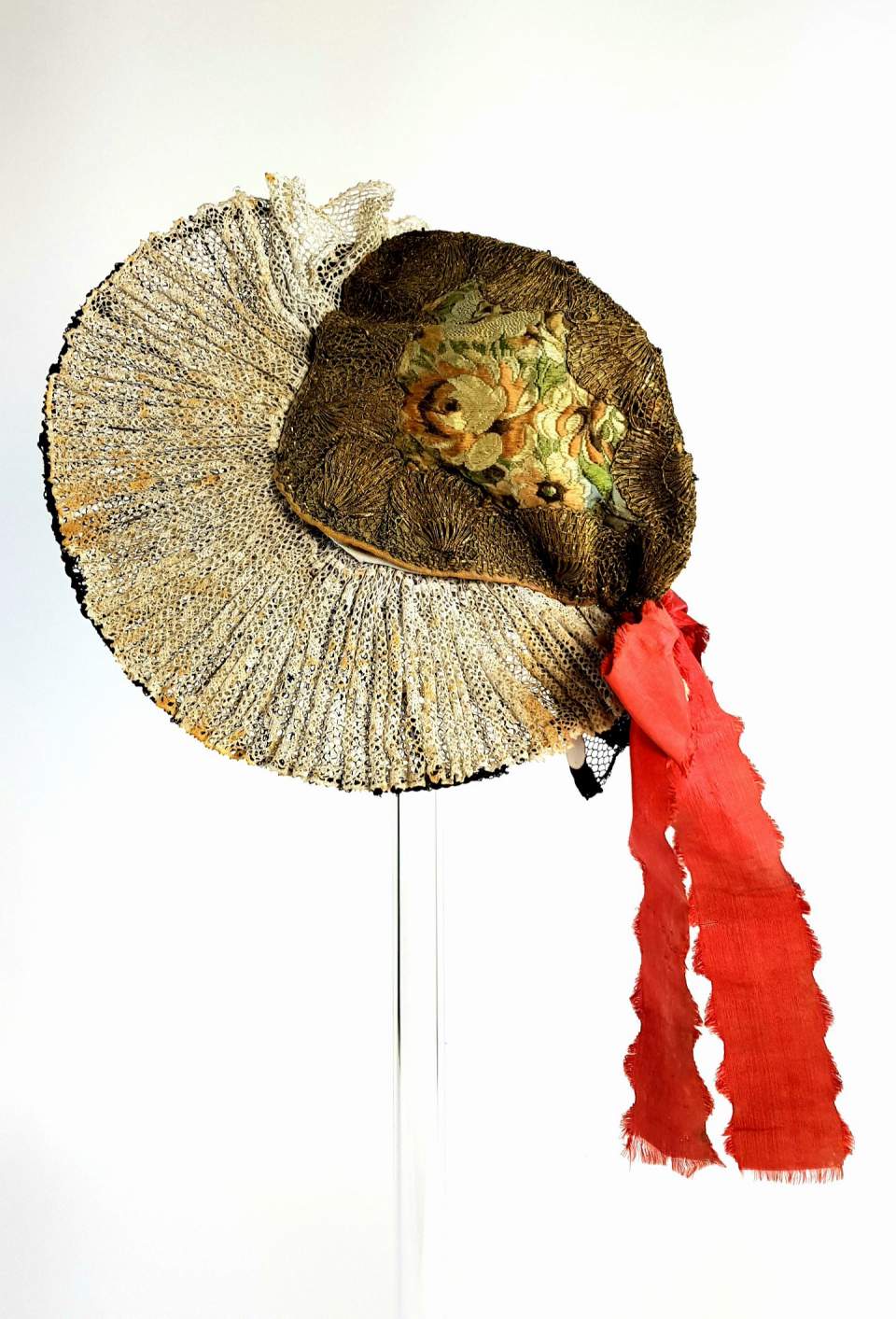 Damenkleid aus Appenzell, Flügelhaube und Trachtenschmuck