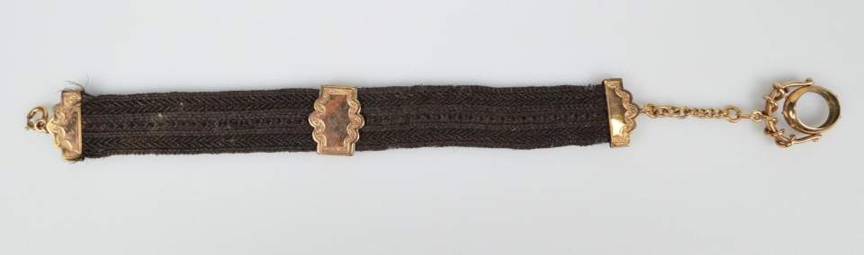Châtelaine bzw. Medaillon-Anhänger, Haararbeit, Trauerschmuck, Trauerandenken