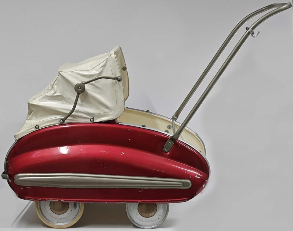 Roter Puppenwagen, evtl. Kinderwagen