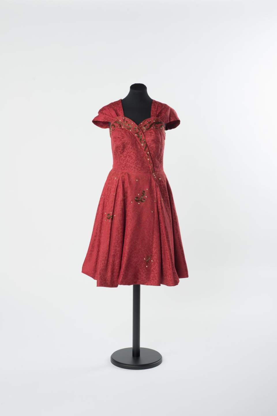 Dunkelrotes Abendkleid mit Perlenstickerei