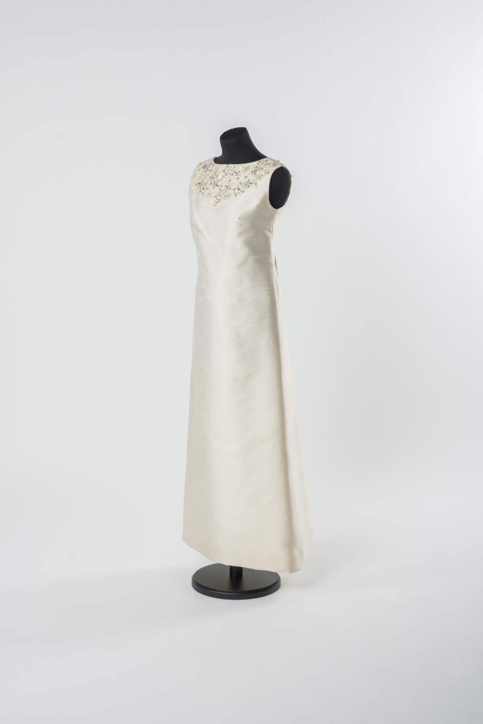 Naturweisses Abendkleid mit Perlenstickerei