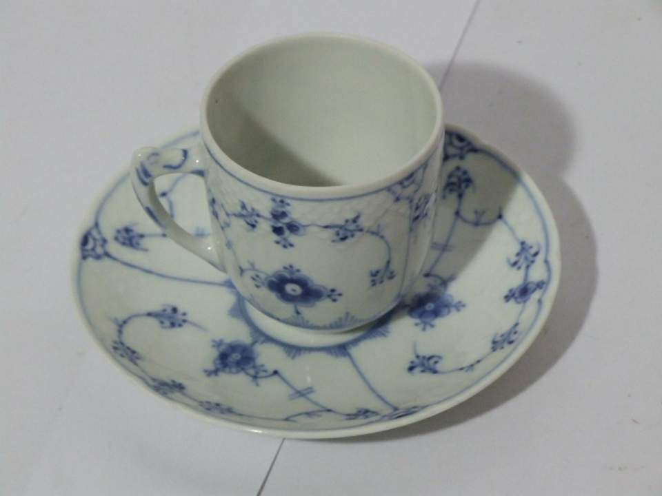 4 Tassen mit Untertassen, Tee-Tassen, Kaffee-Tassen