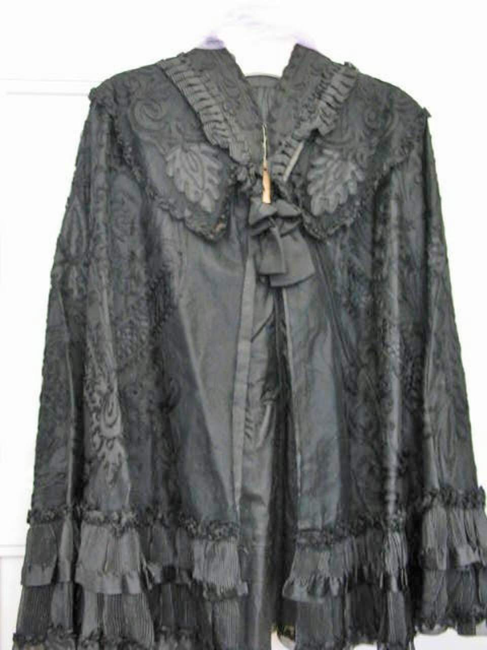 Damenkleid, Mantilla