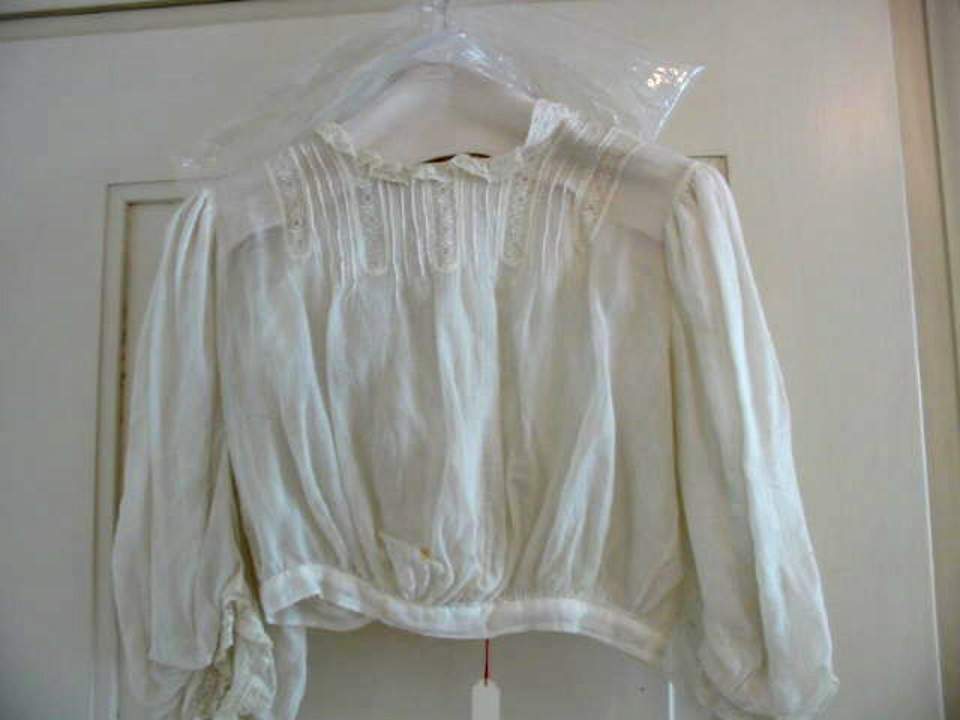 Damenbluse aus weissem Batist 