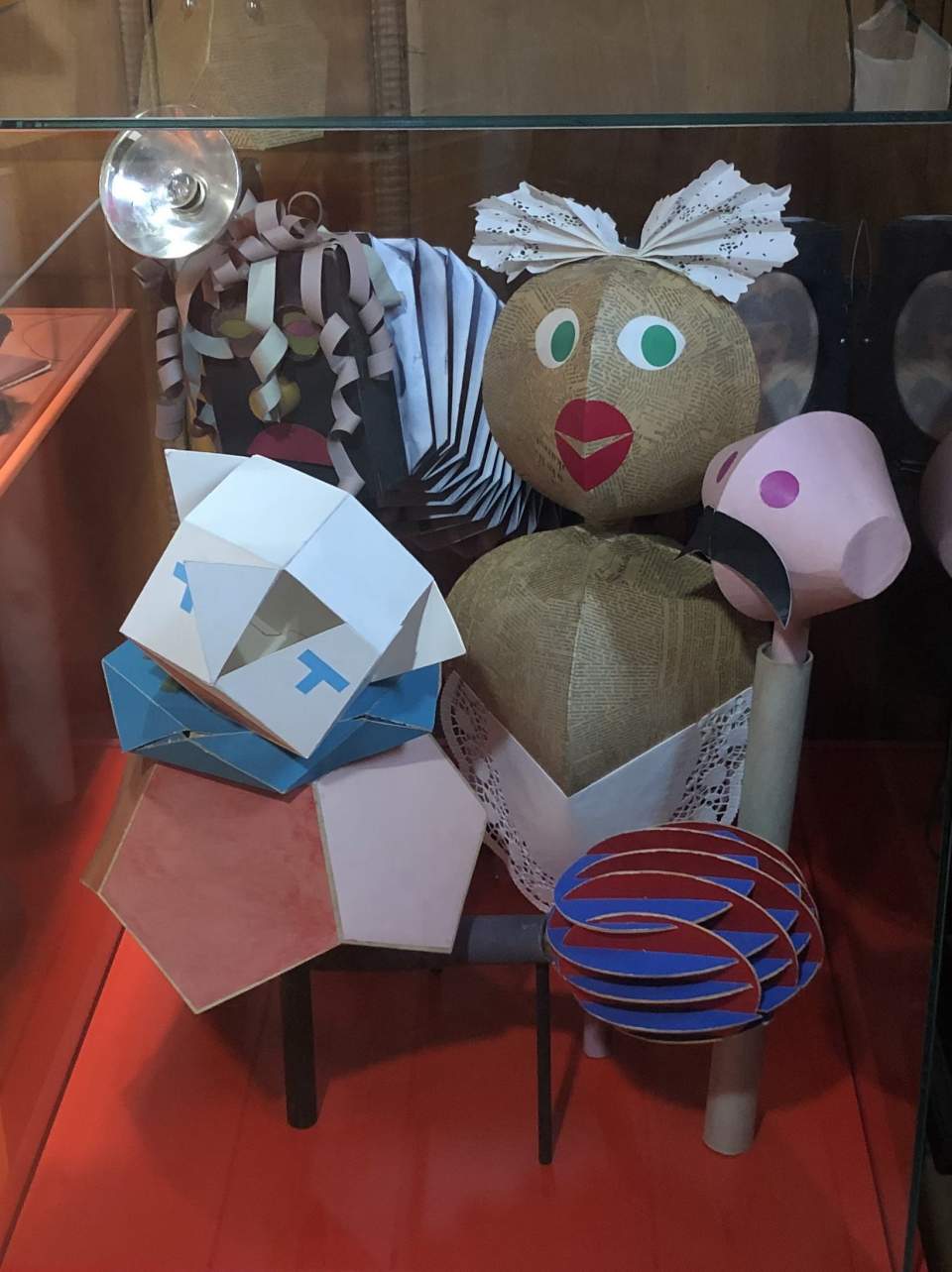 Verschiedene Karton- und Papierfiguren, Stabpuppen