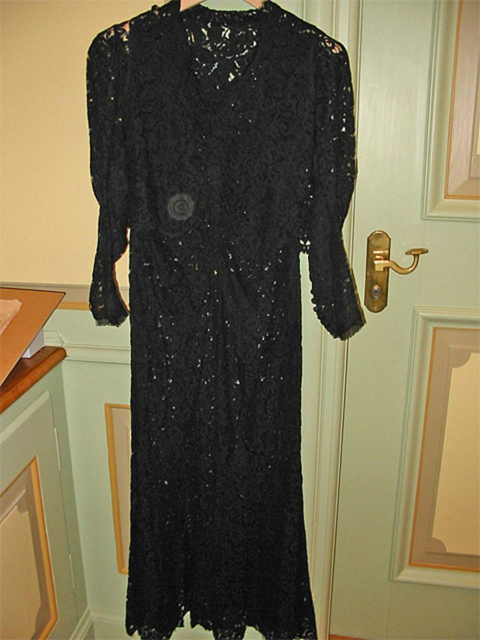 Schwarzes Damenkleid, Abendkleid (?)