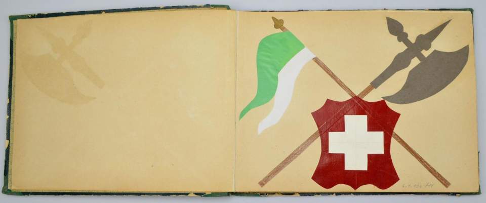 Buch mit Klebebildern