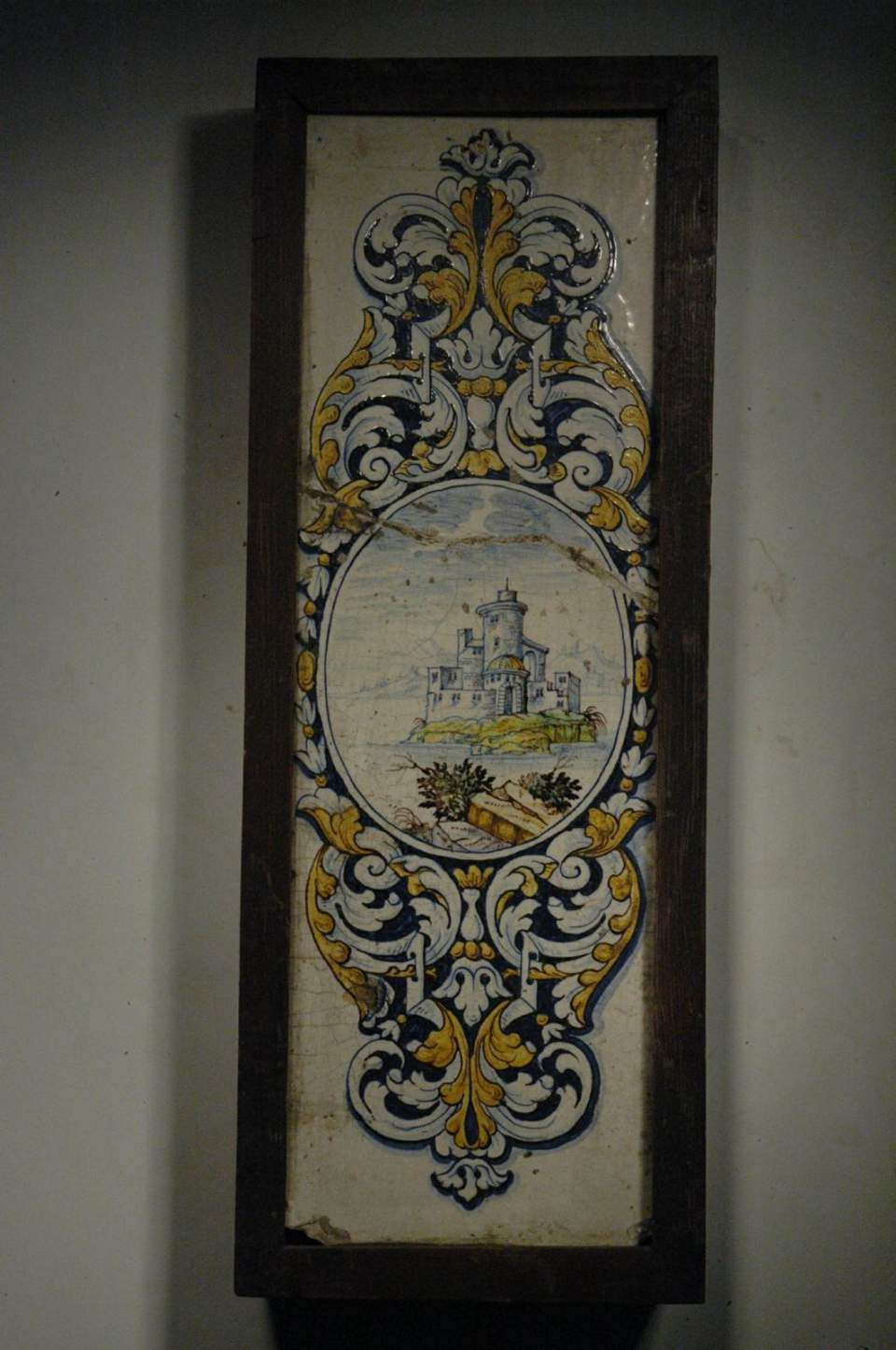 Kachel, Ofenkachel,  Burg auf Insel, im Hintergrund Berge, Lisene