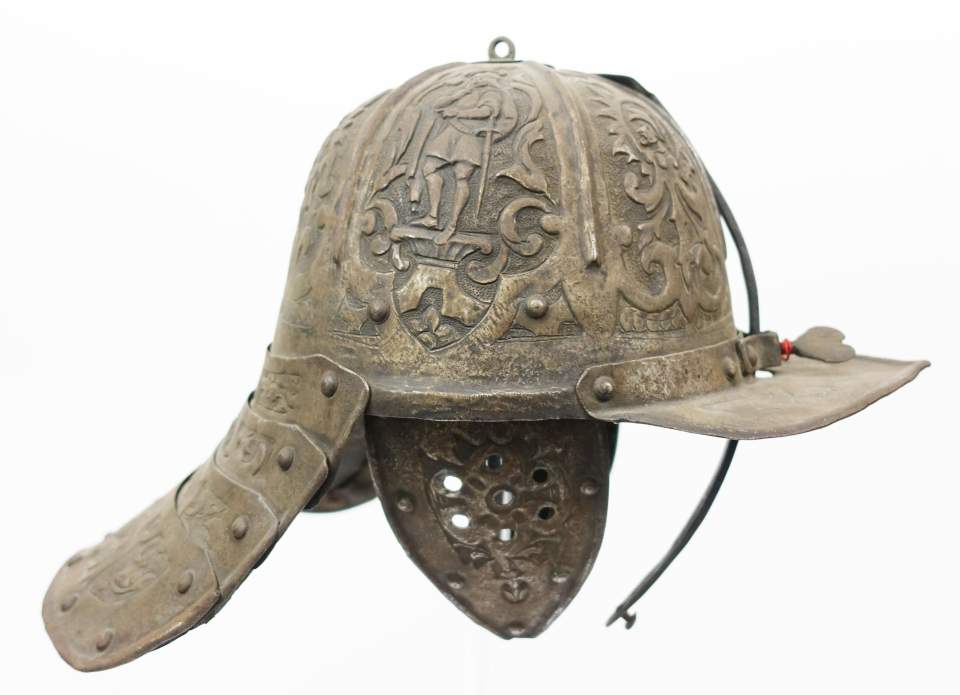 Helm mit Wangenschutz