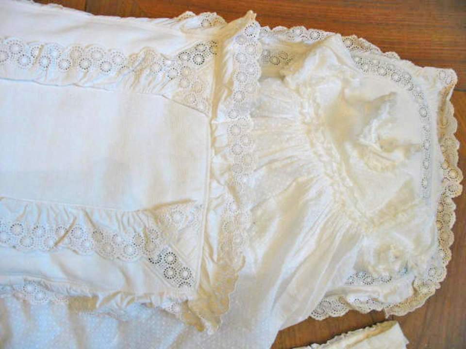 Taufkissen, Taufkleid und -haube