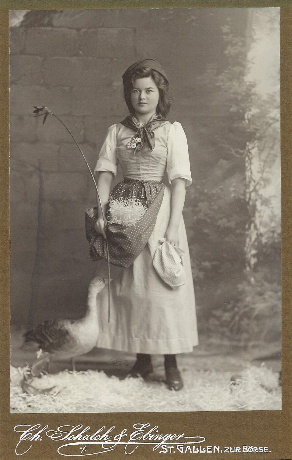Alice Hanhart als "Gänseliesl" und ihre Freundin als "Julchen"