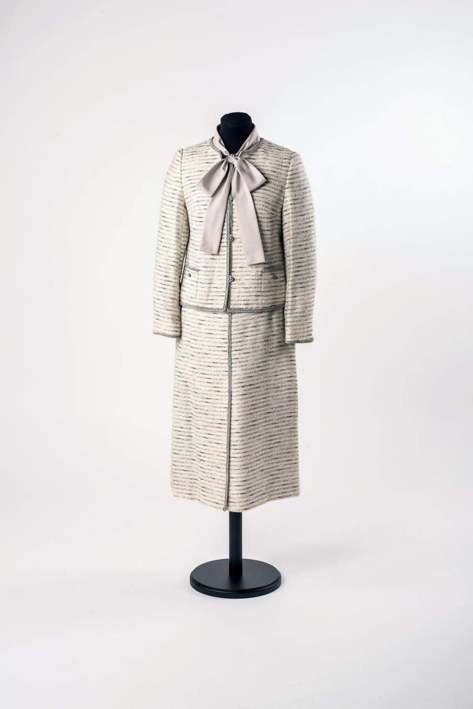 Grau-weisses Kostüm im Chanel-Stil mit Bluse, Damenkleid, Kleid