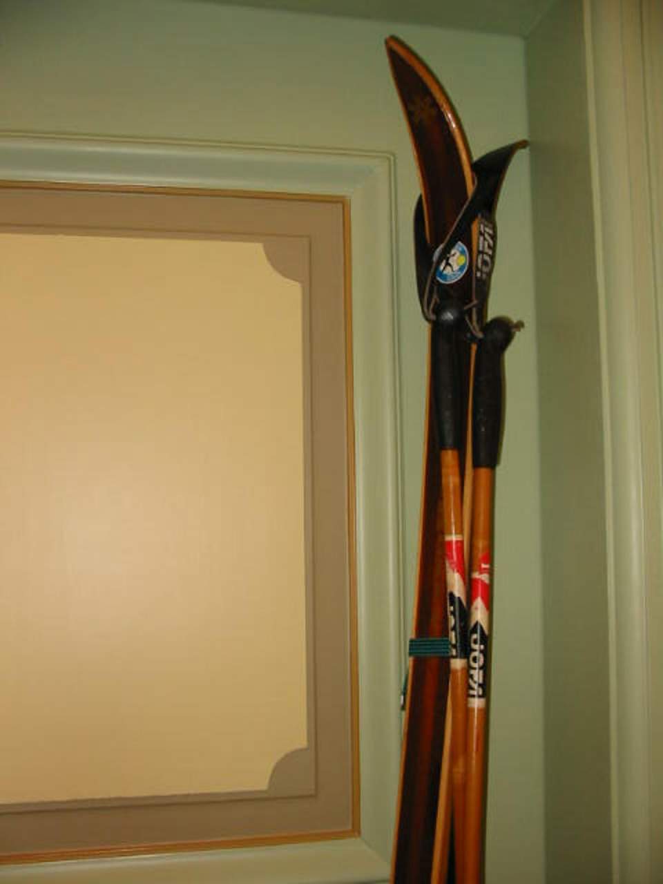 Ein Paar Langlaufski, Ski mit Skistöcken
