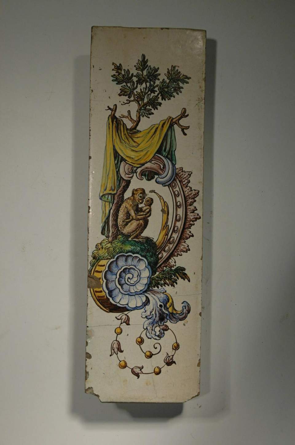 Ofenkachel, Tierfabel (Affenmutter mit Baby in dem Armen), Lisene