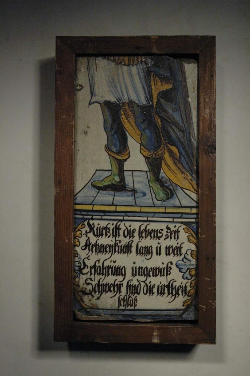 Ofenkachel, Inschrift, Lisene