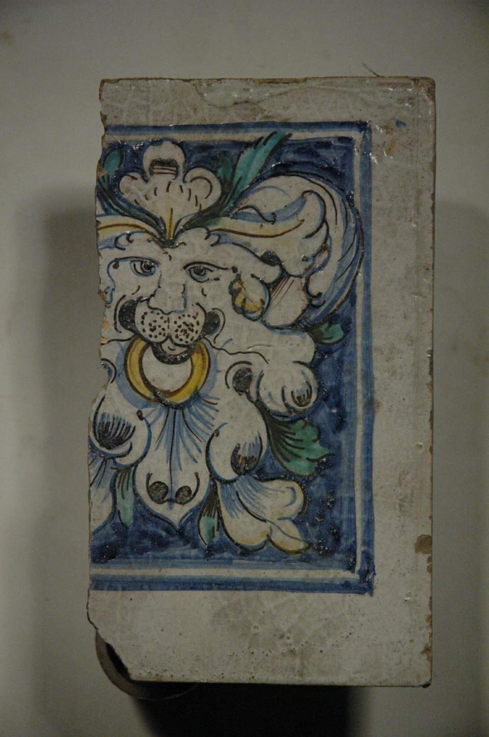 Ofenkachel, Ornamentkachel mit Tierfratze, verm. Frieskachel